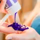 Keltaisuutta poistava HAIR JAZZ -shampoo vaaleille ja harmaille hiuksille 